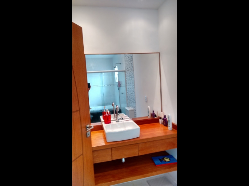 Casa de condomínio à venda Lagomar com 150m² e 3 quartos por R$ 800.000 - 1013449496-Armário banheiro suite.jpg